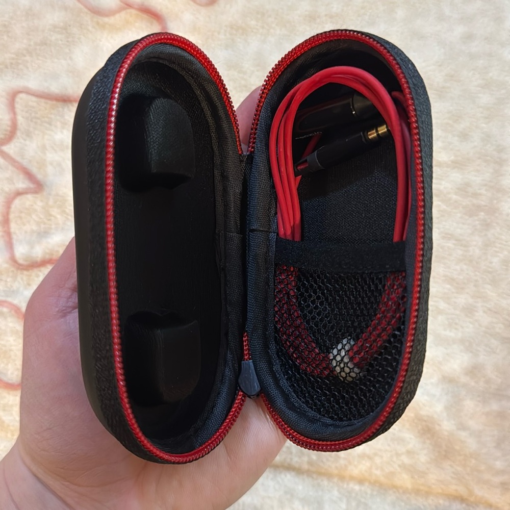 Beats - Wired Headphones (Over the ear)